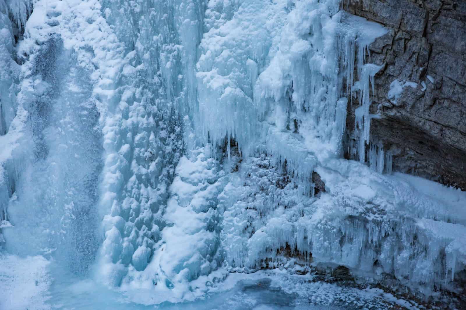 johnston canyon winter