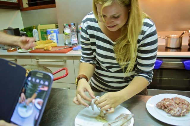 make money travel blogging